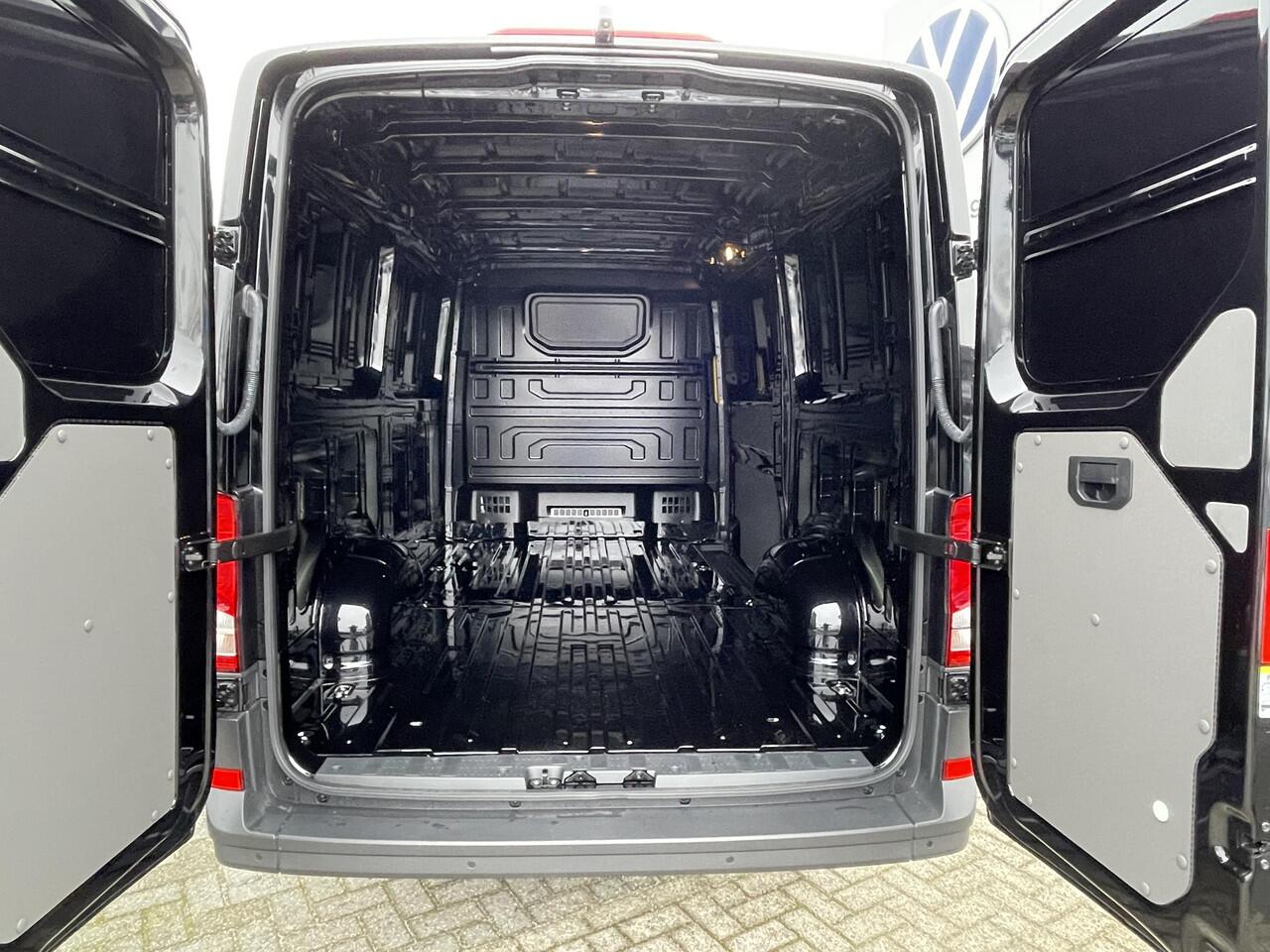 Volkswagen CRAFTER Trendline L3H2 177 pk GVW 3.5T | Nieuw Model | BPM vrij | metallic | navigatiepakket | DAB+ | bijrijdersbank
