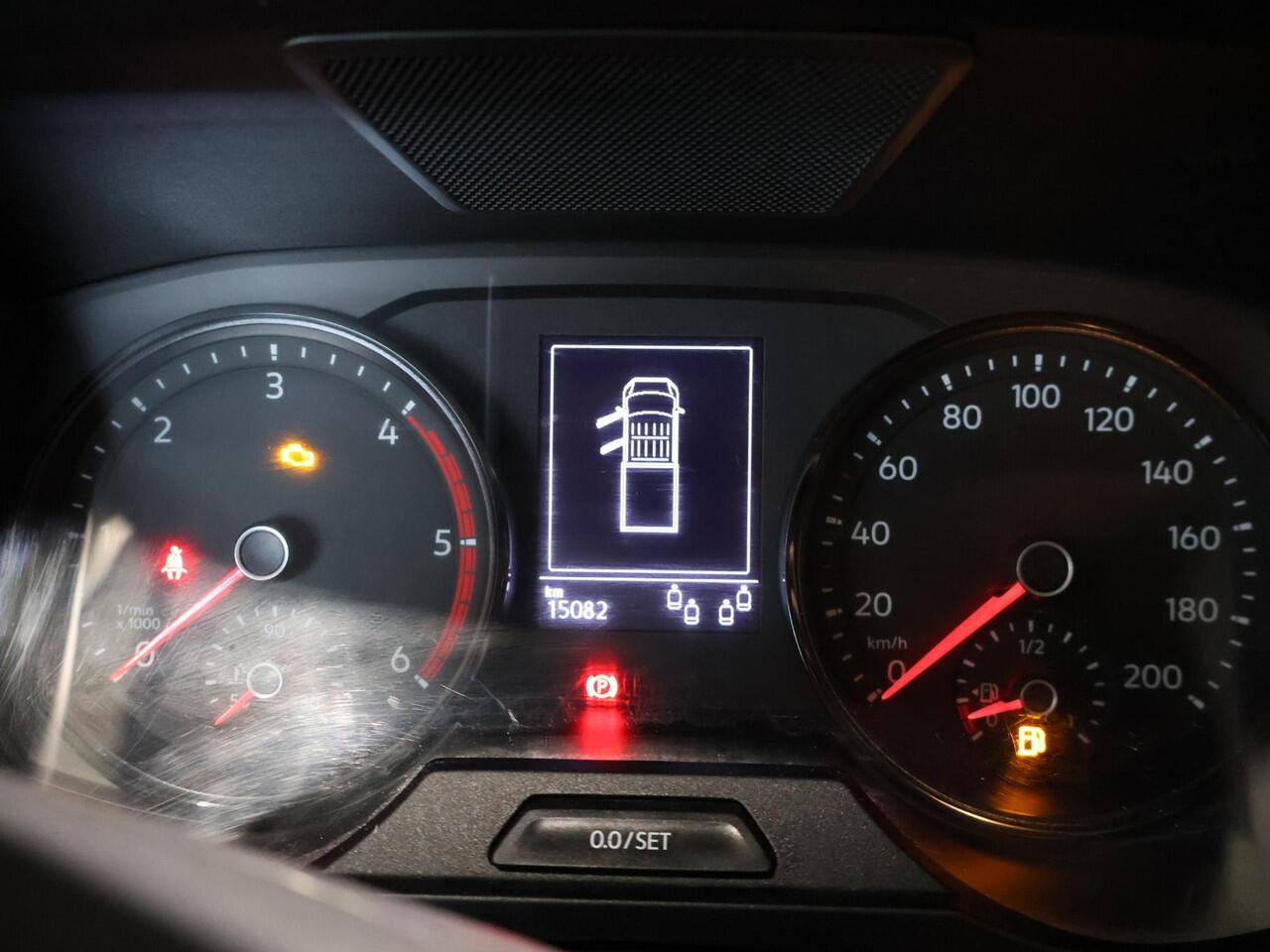 Volkswagen CRAFTER 35 2.0 TDI L3 DC Trendline | 140 PK | Cruise control | Navigatiesysteem | Apple CarPlay / Android Auto |