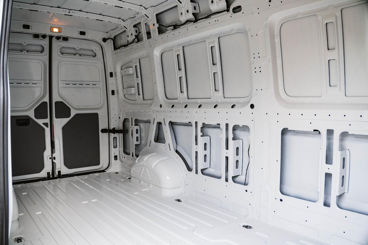 Volkswagen CRAFTER 2.0 TDI L4H3 140PK Trendline Cruise Control Airco Volkswagen Crafter 35 2.0 TDI EURO VI