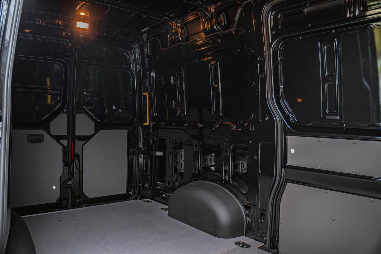 Volkswagen CRAFTER 2.0 TDI 140PK Automaat L3H3 2x Schuifdeuren LED | NAVI | Camera | Trekhaak | Airco |