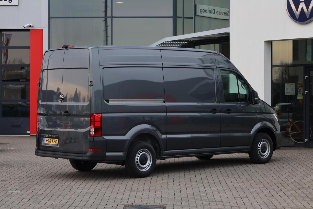 Volkswagen CRAFTER 35 2.0 TDI L3H3 Exclusive 177PK / 130kW Achteruitrijcamera, verwarmbare voorstoelen, Apple Carplay & Android Auto, verwarmbare voorruit, adaptive cruise control (ACC) met Stop&Go, parkeersensoren voor + achter, grootlichtassistent, full map navigatie, ala