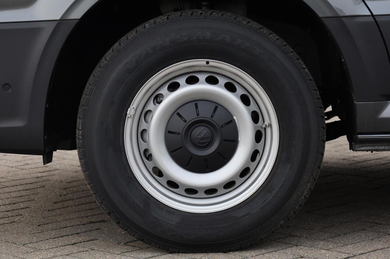 Volkswagen CRAFTER 35 2.0 TDI L3H3 Exclusive 177PK / 130kW Achteruitrijcamera, verwarmbare voorstoelen, Apple Carplay & Android Auto, verwarmbare voorruit, adaptive cruise control (ACC) met Stop&Go, parkeersensoren voor + achter, grootlichtassistent, full map navigatie, ala