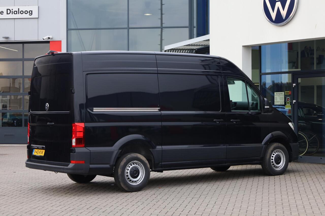 Volkswagen CRAFTER 35 2.0 TDI L3H3 Exclusive 177PK / 130kW, Achteruitrijcamera, Apple Carplay & Android Auto, verwarmbare voorruit, full map navigatie, parkeersensoren voor + achter, grootlichtassistent, alarm klasse III