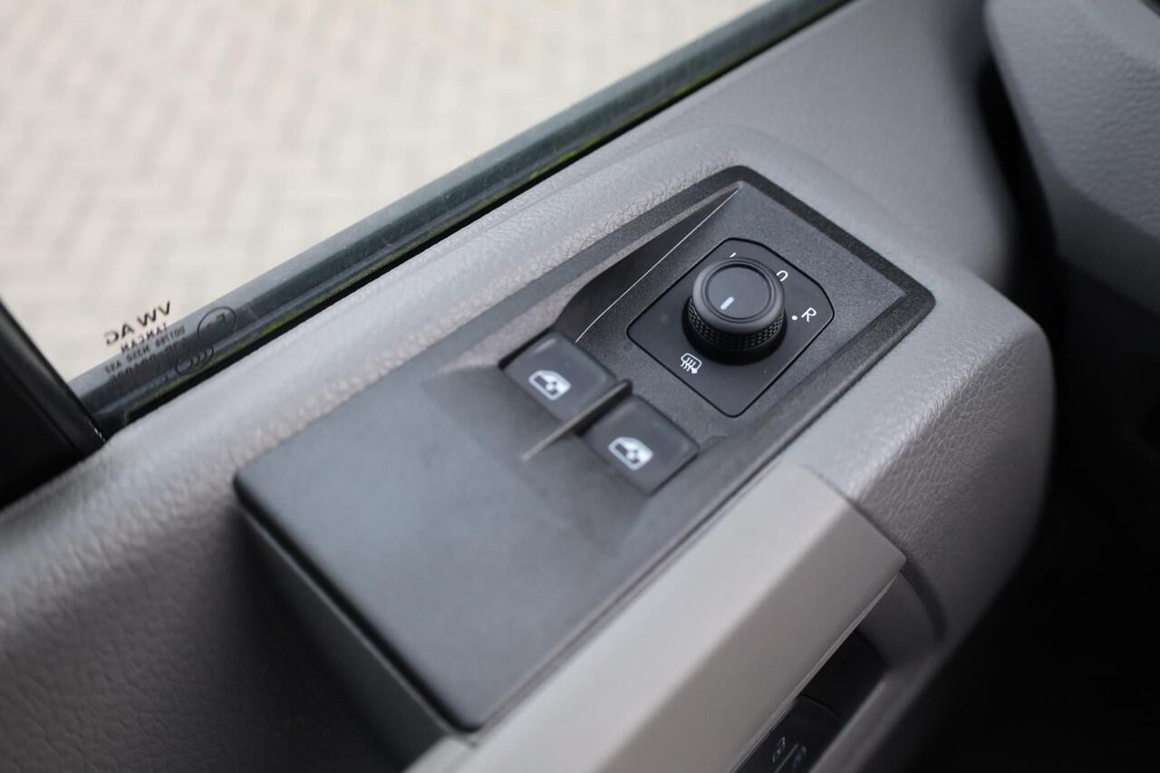 Volkswagen CRAFTER 35 2.0 TDI L3H3 Exclusive 177PK / 130kW, Achteruitrijcamera, Apple Carplay & Android Auto, verwarmbare voorruit, full map navigatie, parkeersensoren voor + achter, grootlichtassistent, alarm klasse III