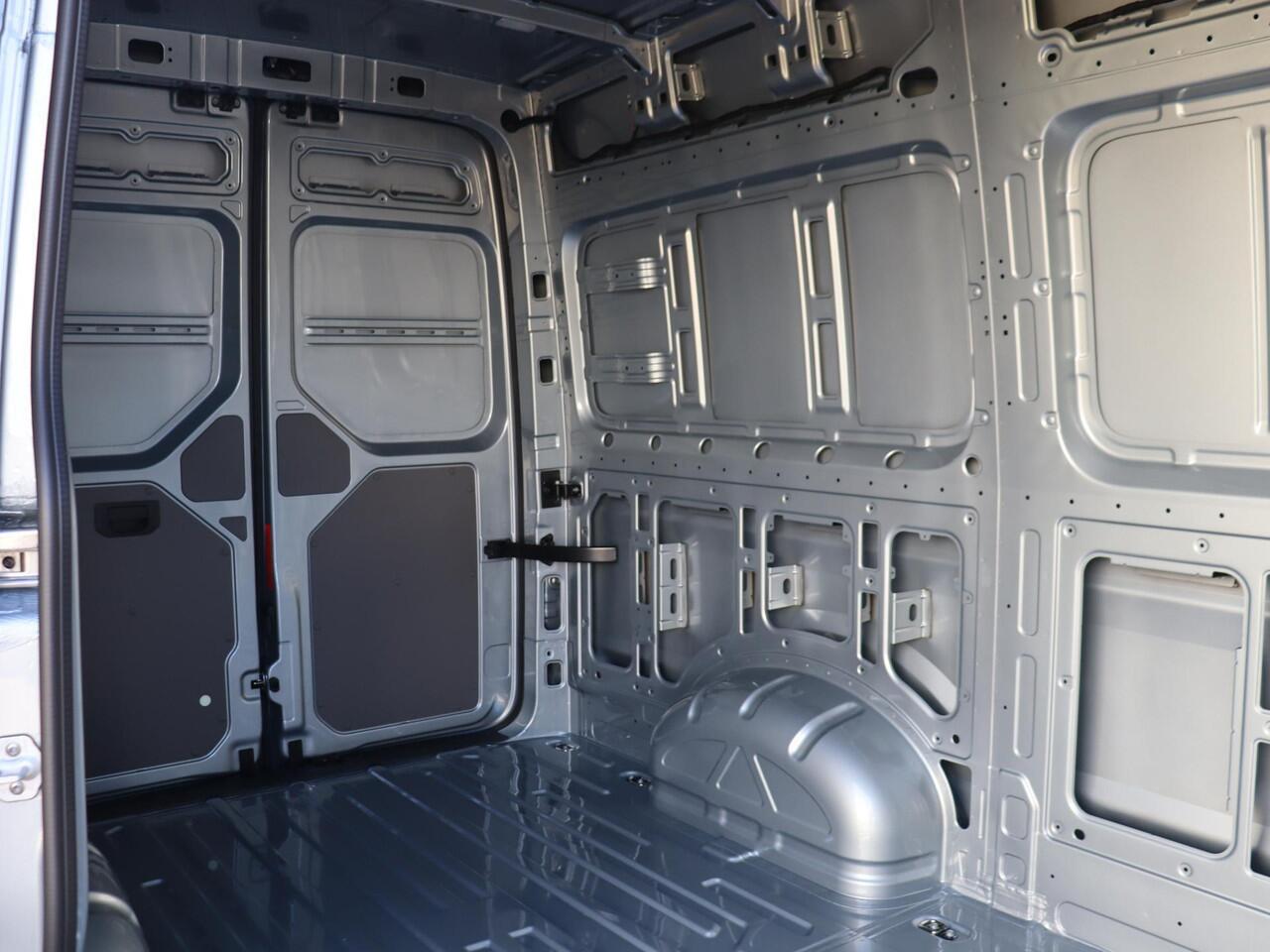 Volkswagen CRAFTER Bedrijfswagens L3H3 Trendline 103kW 140pk 3T GVW 6 versn.hand VW Bedrijfswagens Crafter Trendline 2.0 TDI L3H3 (140 pk) 103 kW pk 6 versn. | BPM vrij | Middelhoog dak (h3) | App-connect | Comfort bestuurdersstoel | Licht- en regensensor | Stoelbekleding k