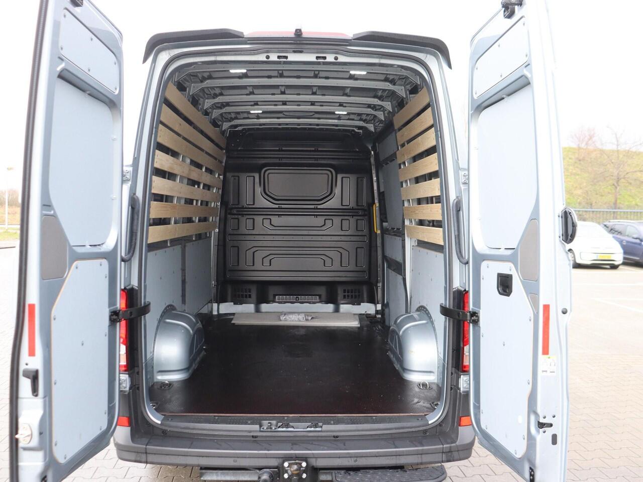 Volkswagen CRAFTER Bedrijfswagens Highline L3H3 2.0 TDI 130 kW 177 pk 8 versn. Auto | BPM vrij | Middelhoog dak | Trekhaak met vaste kogel | Climatronic airconditioning |