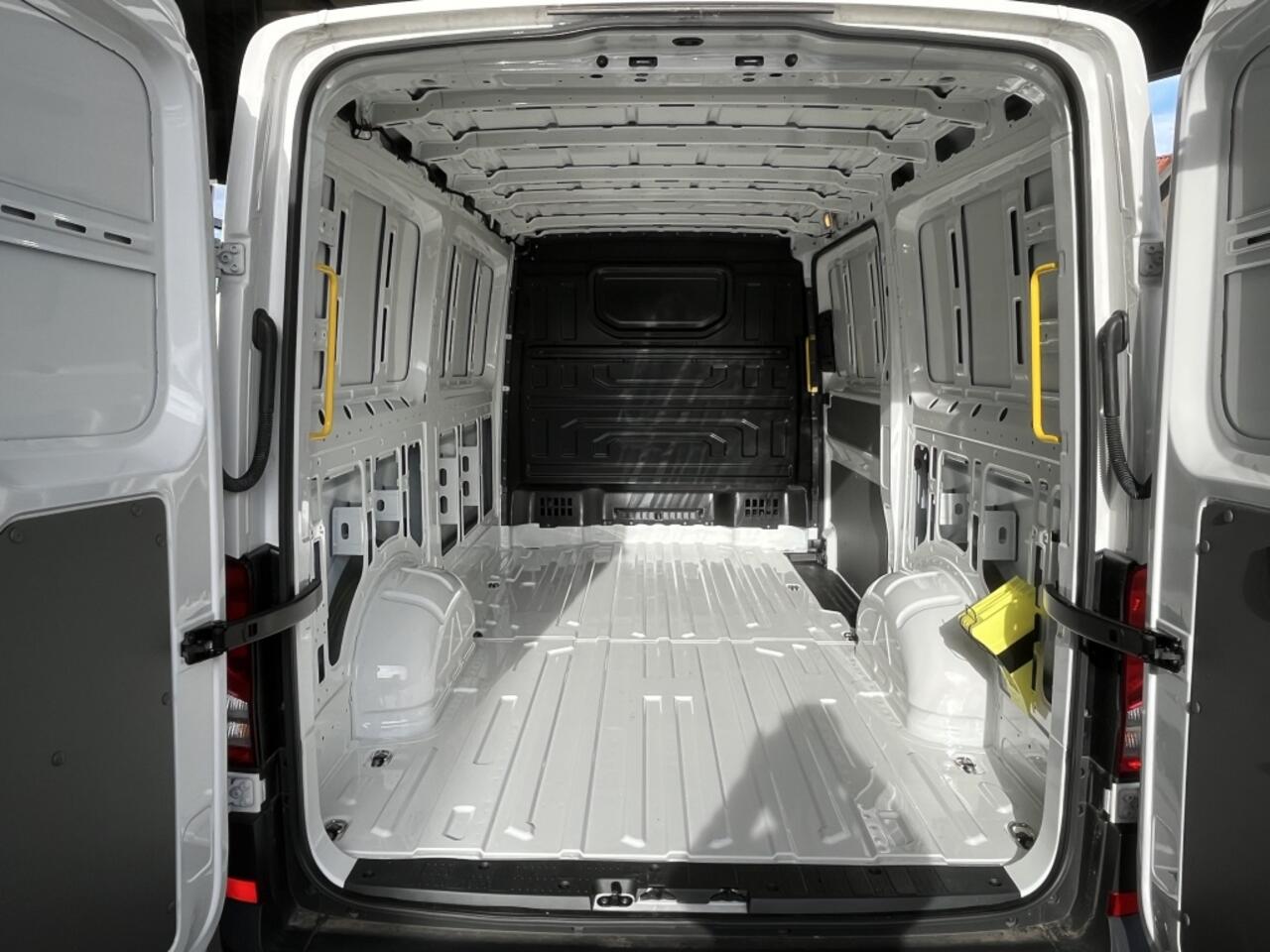 Volkswagen CRAFTER 35 2.0 TDI L3H2 Bijrijdersbank | Facelift | Carplay | BPM VRIJ