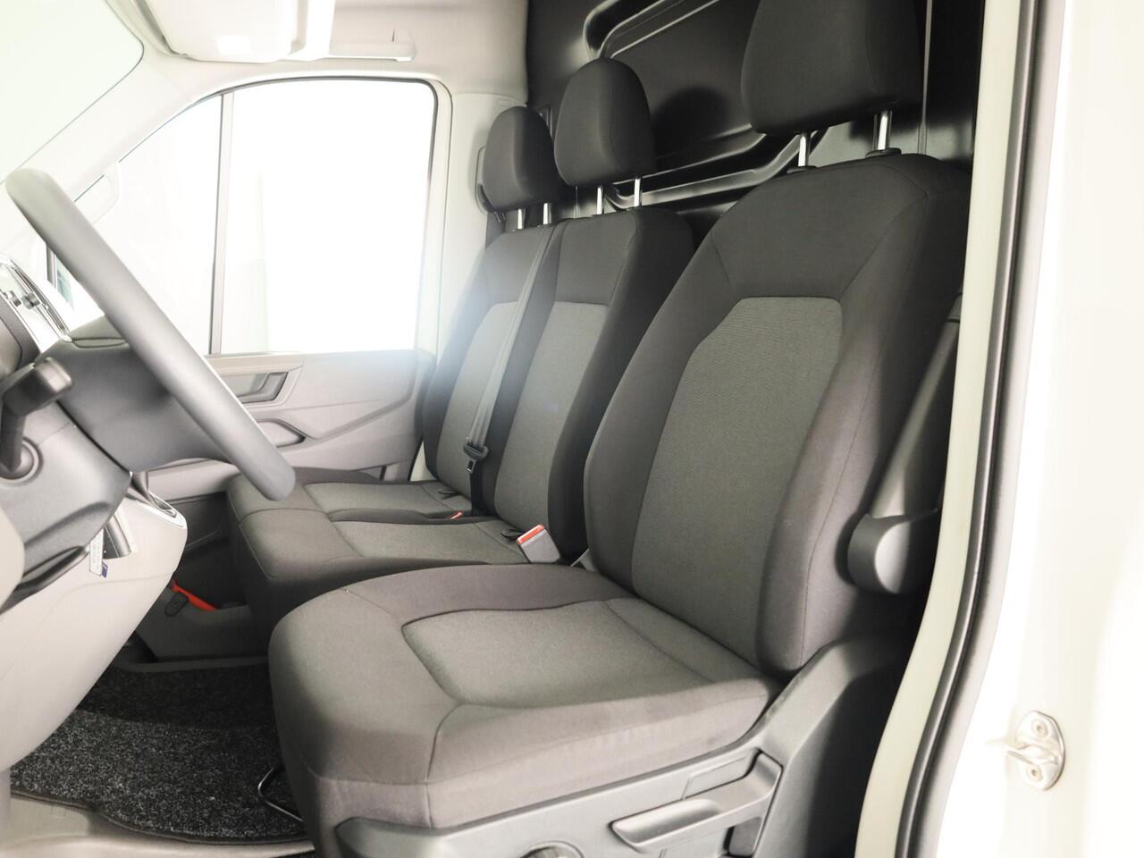 Volkswagen CRAFTER 35 2.0 TDI L3H3 Comfortline EURO VI 140 pk Automaat | Verlengde garantie | Navigatie | Trekhaak | Parkeersensoren | Achteruitrijcamera | Cruise control |