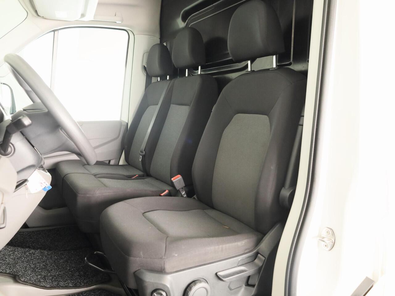 Volkswagen CRAFTER 35 2.0 TDI L3H3 Comfortline EURO VI 140 pk Automaat | Verlengde garantie | Navigatie | Trekhaak | Parkeersensoren | Achteruitrijcamera |