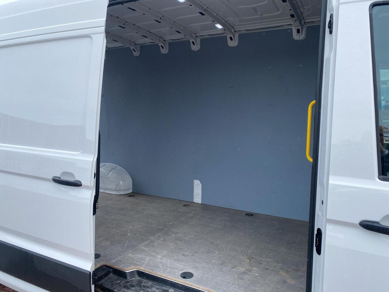 Volkswagen CRAFTER 35 2.0 TDI L4H3 | 140Pk | Trekhaak Bijrijdersbank | Navi | Betimmering | PDC |