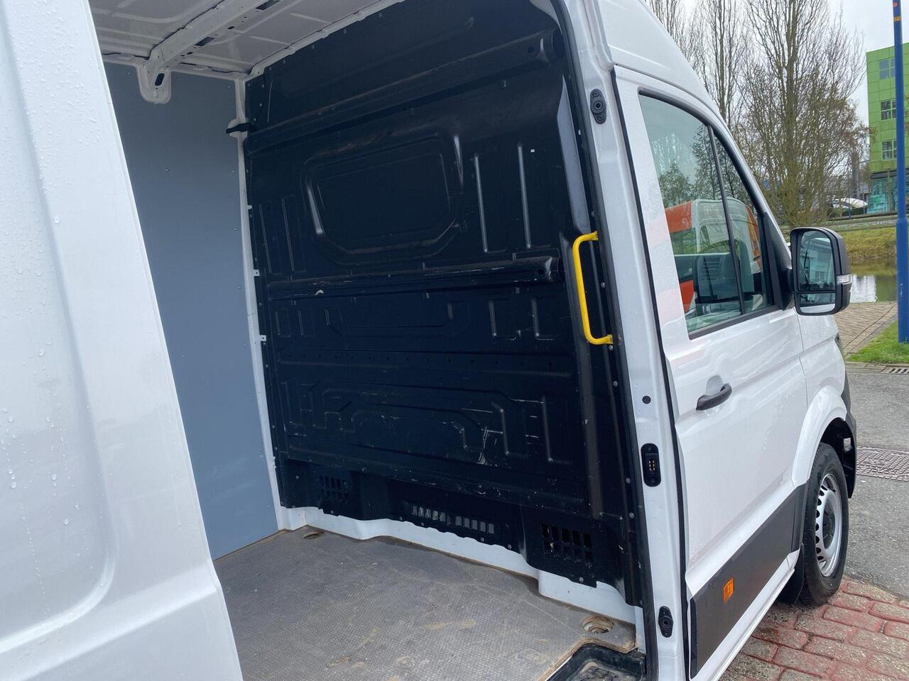 Volkswagen CRAFTER 35 2.0 TDI L4H3 | 140Pk | Trekhaak Bijrijdersbank | Navi | Betimmering | PDC |