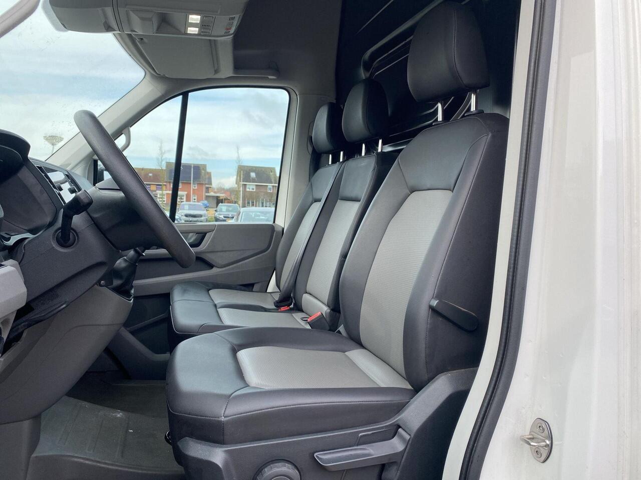 Volkswagen CRAFTER 35 2.0 TDI L4H3 | 140Pk | Trekhaak Bijrijdersbank | Navi | Betimmering | PDC |