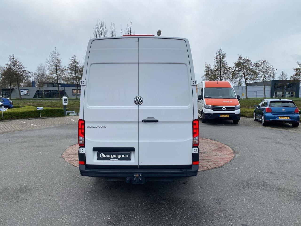 Volkswagen CRAFTER 35 2.0 TDI L4H3 | 140Pk | Trekhaak Bijrijdersbank | Navi | Betimmering | PDC |