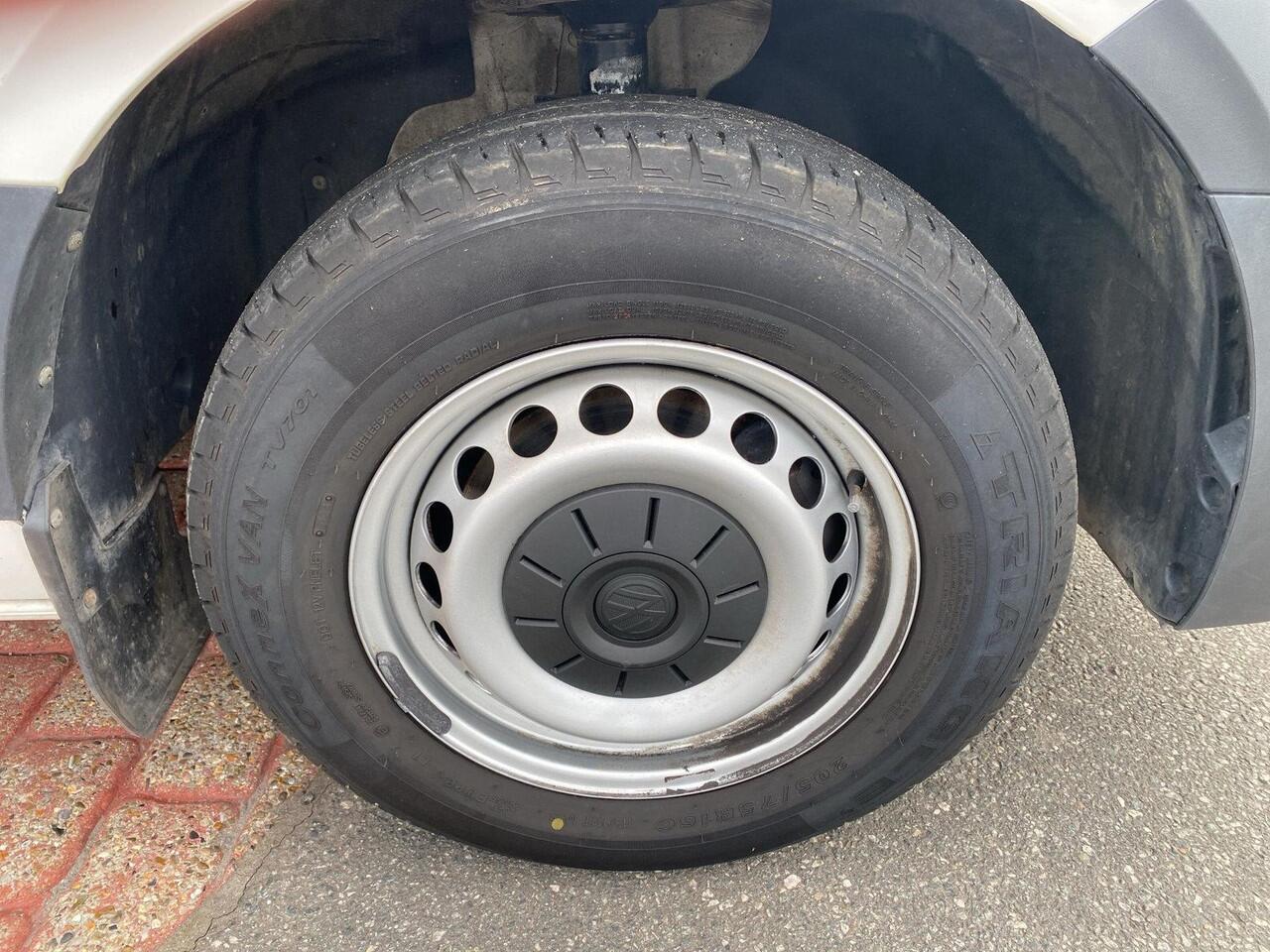 Volkswagen CRAFTER 35 2.0 TDI L4H3 | Trekhaak | Bijrijdersbank | Clima | 140Pk | Navi | Pdc |