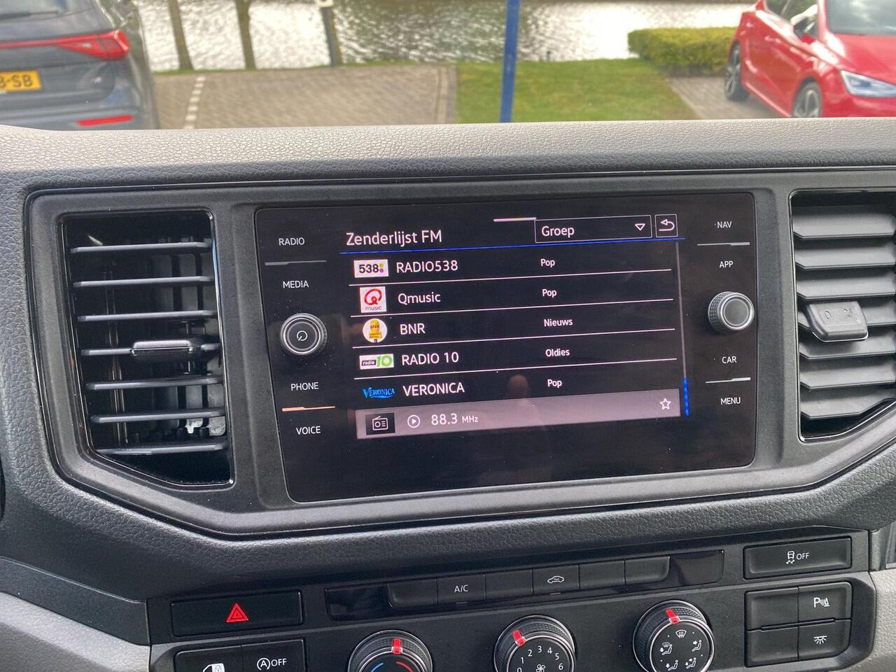 Volkswagen CRAFTER 35 2.0 TDI L4H3 | FWD | 140 pk | Trekhaak | Bijrijders Bank | PDC |