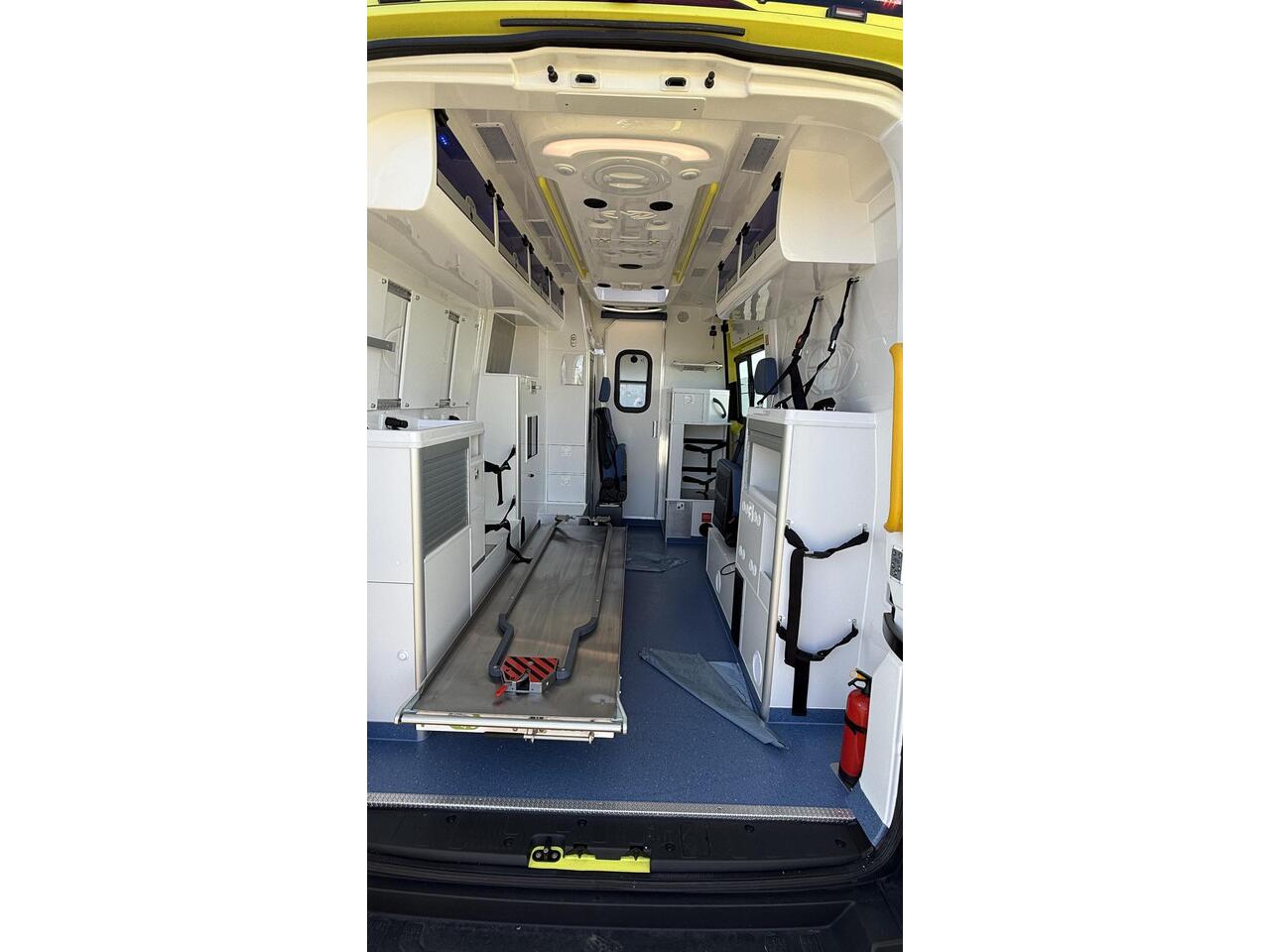 Volkswagen CRAFTER Ambulance TWEE OP VOORRAAD!