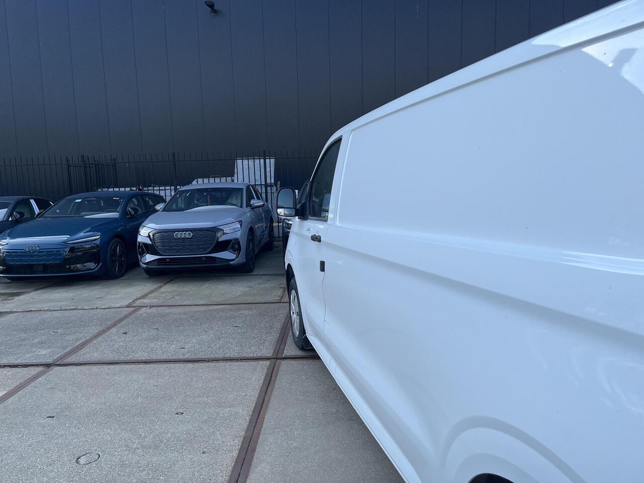 Volkswagen E-Transporter Bedrijfswagens Life L2 100 kW (136 pk) elektrische aandrijving | Achterdeuren zonder ruit | Trekhaak, vast | Life intro |