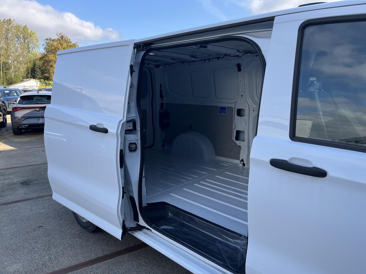 Volkswagen E-Transporter Bedrijfswagens Life L2 100 kW (136 pk) elektrische aandrijving | Achterdeuren zonder ruit | Trekhaak, vast | Life intro |