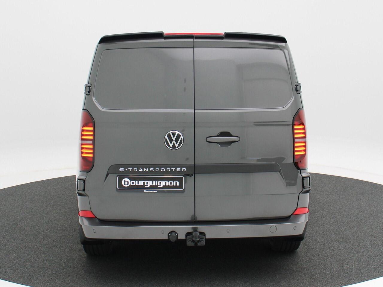 Volkswagen E-Transporter Style Intro L2 286 pk | 19" LM | Side Bar | Trekhaak | Camera | Stoelverwarming | Voorruit Verwarming | Carplay | Dodehoek Detectie | Schuifdeur Rechts |