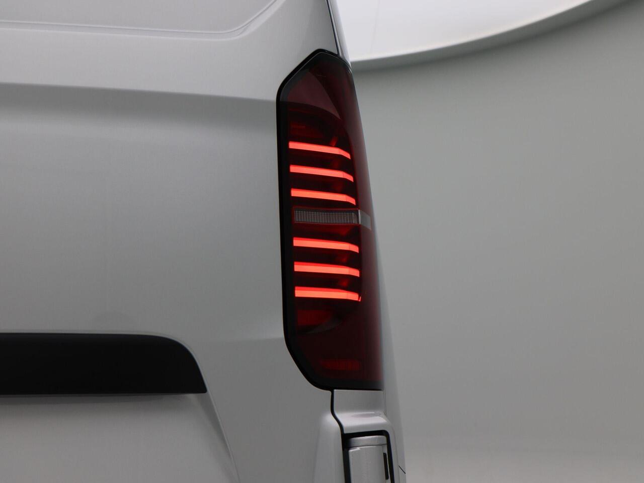 Volkswagen E-Transporter Bedrijfswagens L2 64kWh 218 pk | Trekhaak | Achterdeuren | Bijrijdersbank | Metallic lak |