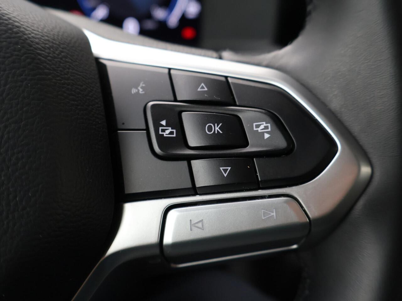 Volkswagen E-Transporter 32 L2H1 Bulli 64 kWh 210 kW (286 pk) DEMO | IQ lights | Navigatie Apple/Andriod carplay | Trekhaak vast | Achteruitrijcamera | Adaptive Cruise Control | Digitaal Dasboard