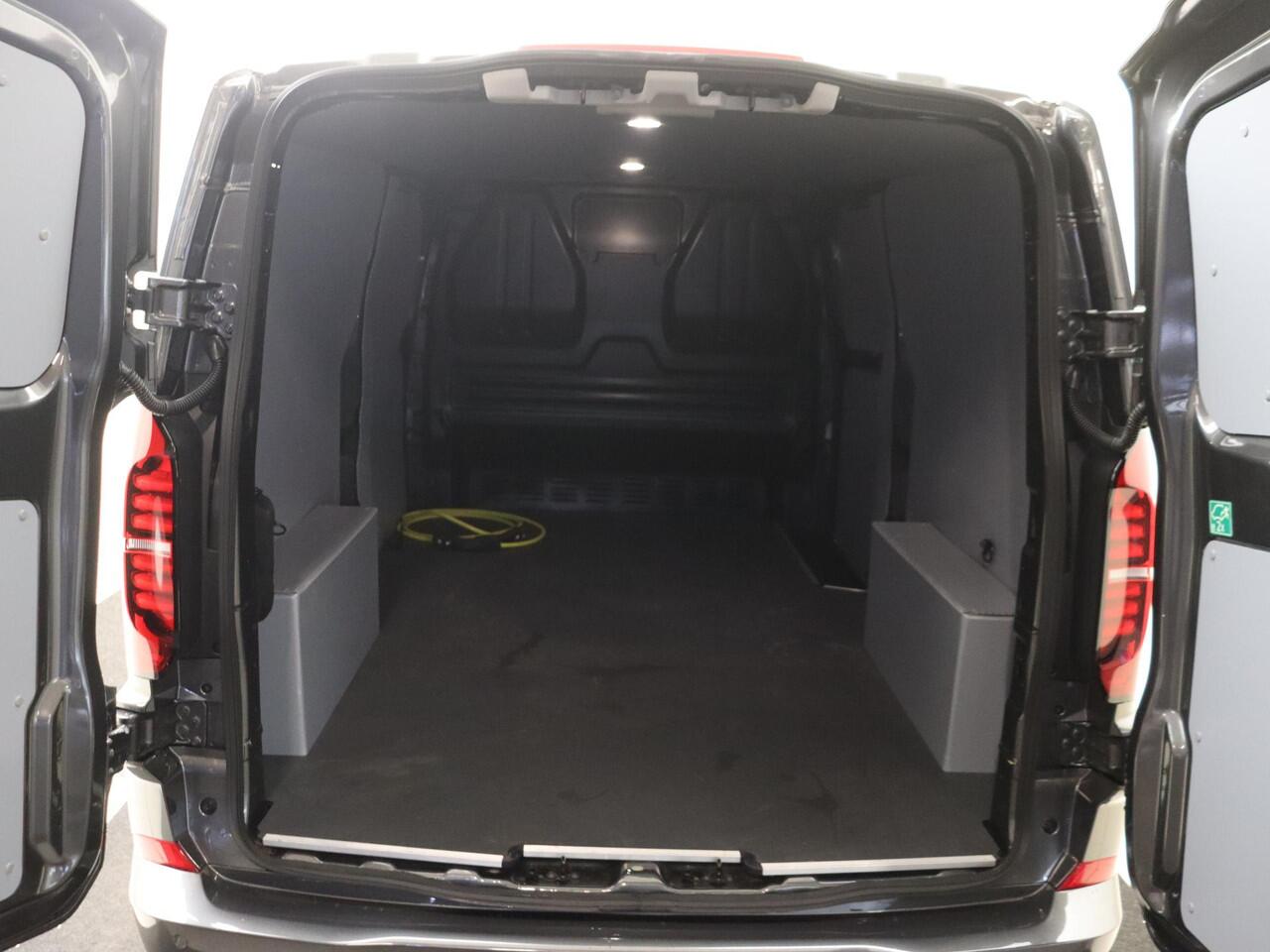 Volkswagen E-Transporter Bedrijfswagens Style Intro L2 210 kW (286 pk) Elektromotor | Adaptieve Cruise Control | Trekhaak | Navigatiesysteem 13" met draadloos App-Connect | IQ.LIGHT - LED matrix koplampen | Geavanceerde grootlichtregeling (Dynamic Light Assist) |