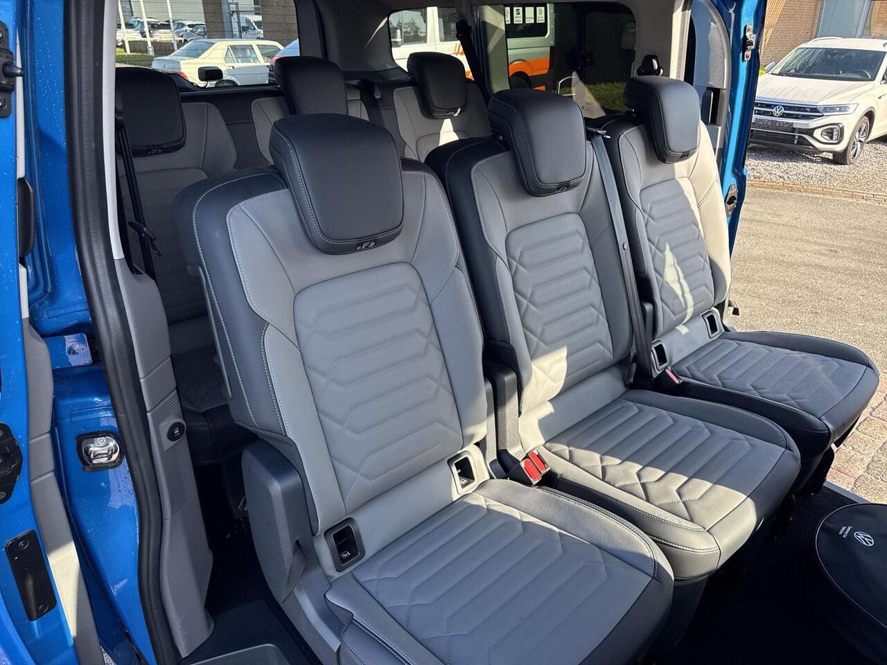 Volkswagen E-Transporter Caravelle 32 L2H1 Style 64 kWh | Trekhaak | Leder | 8 Pers. | H&K Audio |