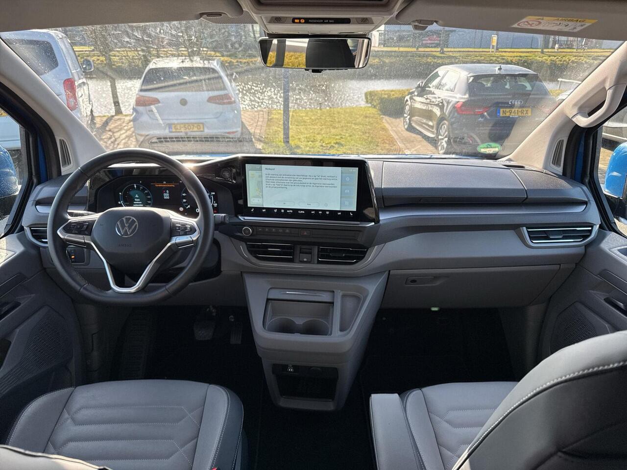 Volkswagen E-Transporter Caravelle 32 L2H1 Style 64 kWh | Trekhaak | Leder | 8 Pers. | H&K Audio |