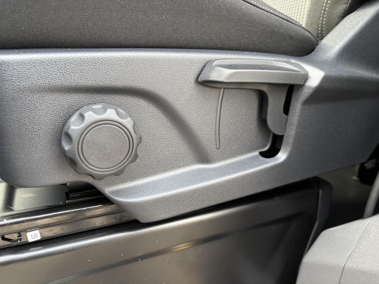 Volkswagen E-Transporter Caravelle 32 L1H1 Life 64 kWh Automaat / NIEUW/ Fabrieksgarantie tot 12-2027 / 8 Persoons / WLTP 305 km / Stone Gray / Warmtepomp / Apple Carplay/Android Auto / Licht en zicht-pakket / Keyless entry / draadloze telefoonlader /