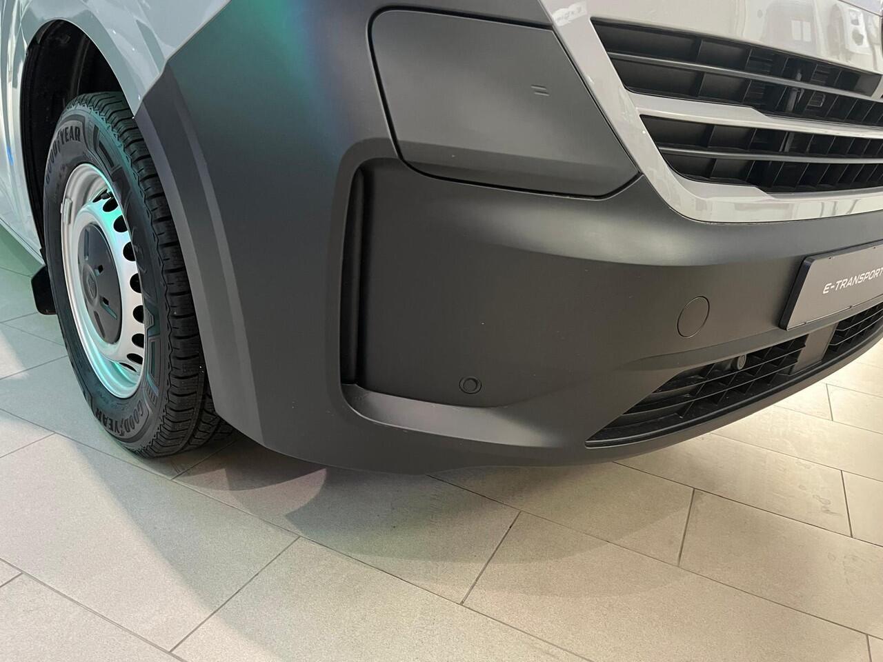 Volkswagen E-Transporter Bedrijfswagens Bestelwagen L1 218pk 64kWh Elektrische aandrijving | Bijrijdersbank | Trekhaak, vast | Navigatiesysteem 13" met draadloos App-Connect | Achterdeuren zonder ruit |