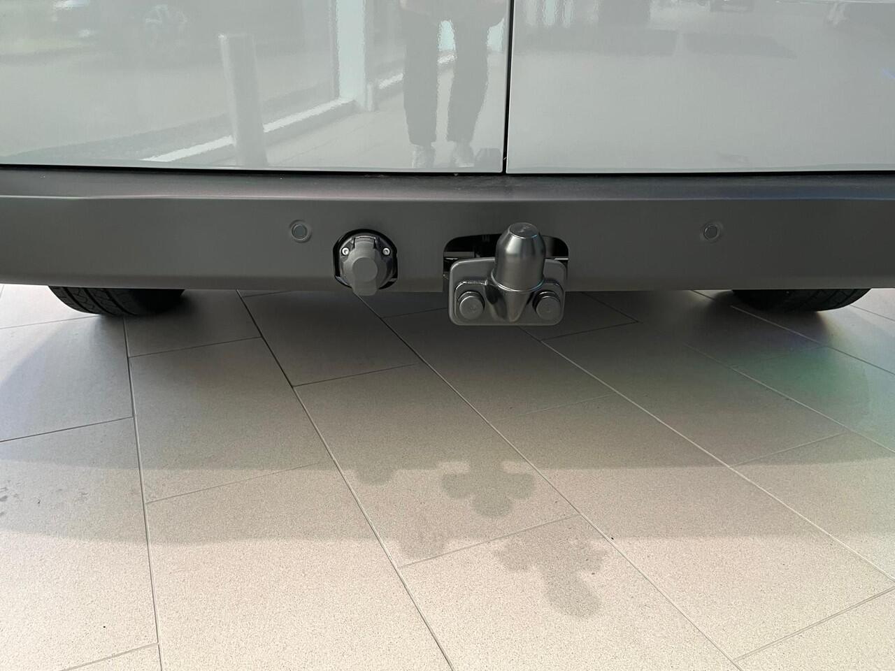 Volkswagen E-Transporter Bedrijfswagens Bestelwagen L1 218pk 64kWh Elektrische aandrijving | Bijrijdersbank | Trekhaak, vast | Navigatiesysteem 13" met draadloos App-Connect | Achterdeuren zonder ruit |