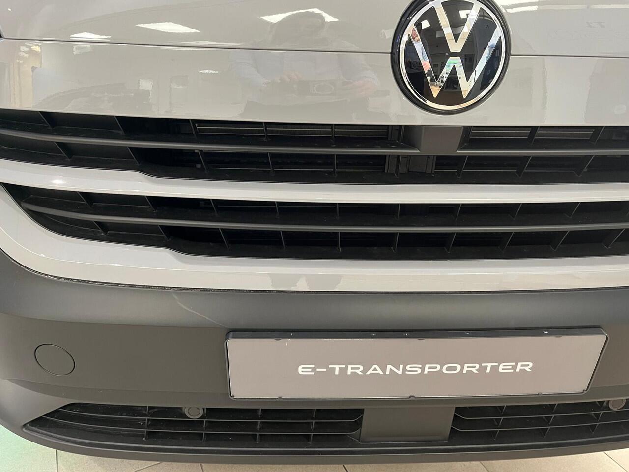 Volkswagen E-Transporter Bedrijfswagens Bestelwagen L1 218pk 64kWh Elektrische aandrijving | Bijrijdersbank | Trekhaak, vast | Navigatiesysteem 13" met draadloos App-Connect | Achterdeuren zonder ruit |
