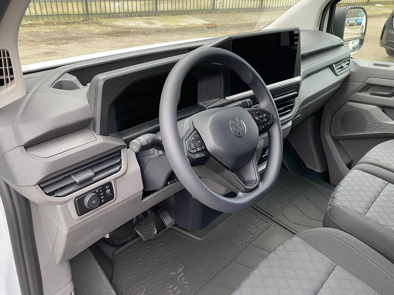 Volkswagen E-Transporter Bedrijfswagens Bestelwagen L1 218pk 64kWh Elektrische aandrijving | Bijrijdersbank | Trekhaak, vast | Navigatiesysteem 13" met draadloos App-Connect | Achterdeuren zonder ruit |