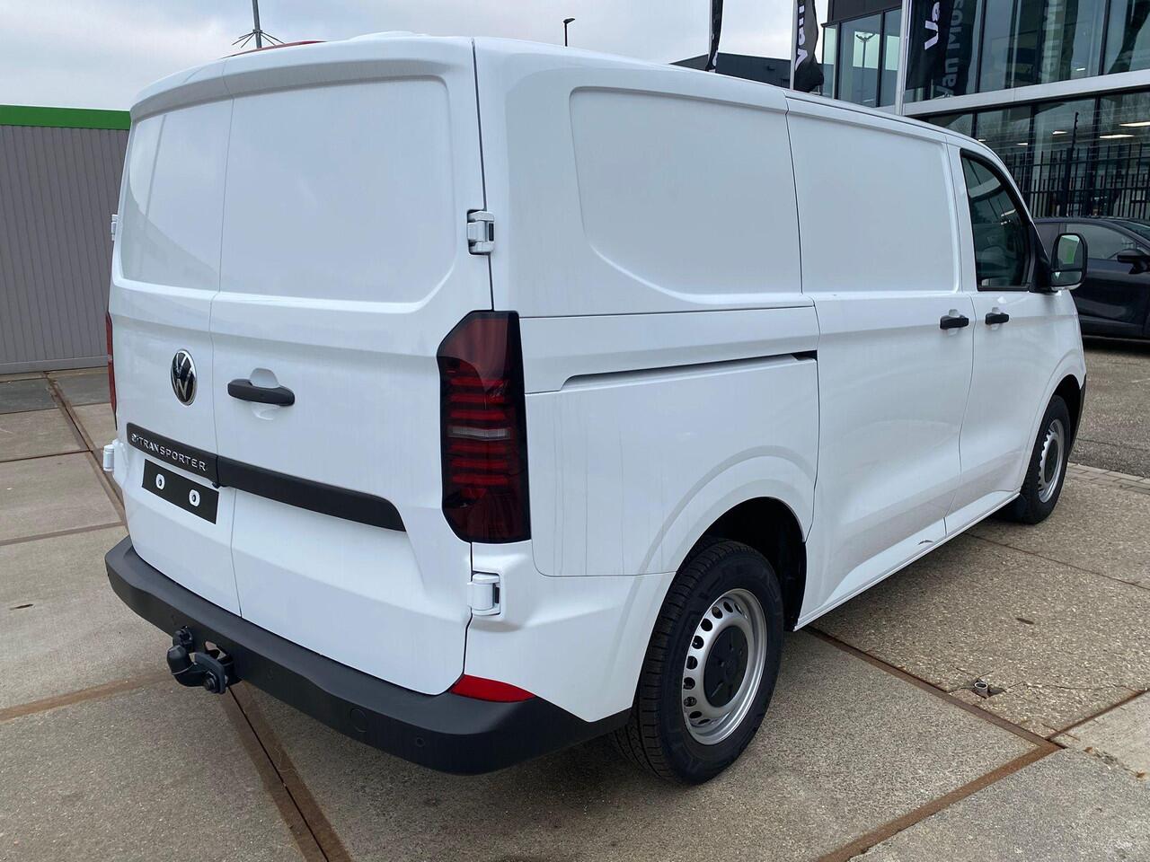 Volkswagen E-Transporter Bedrijfswagens Bestelwagen L1 218pk 64kWh Elektrische aandrijving | Bijrijdersbank | Trekhaak, vast | Navigatiesysteem 13" met draadloos App-Connect | Achterdeuren zonder ruit |
