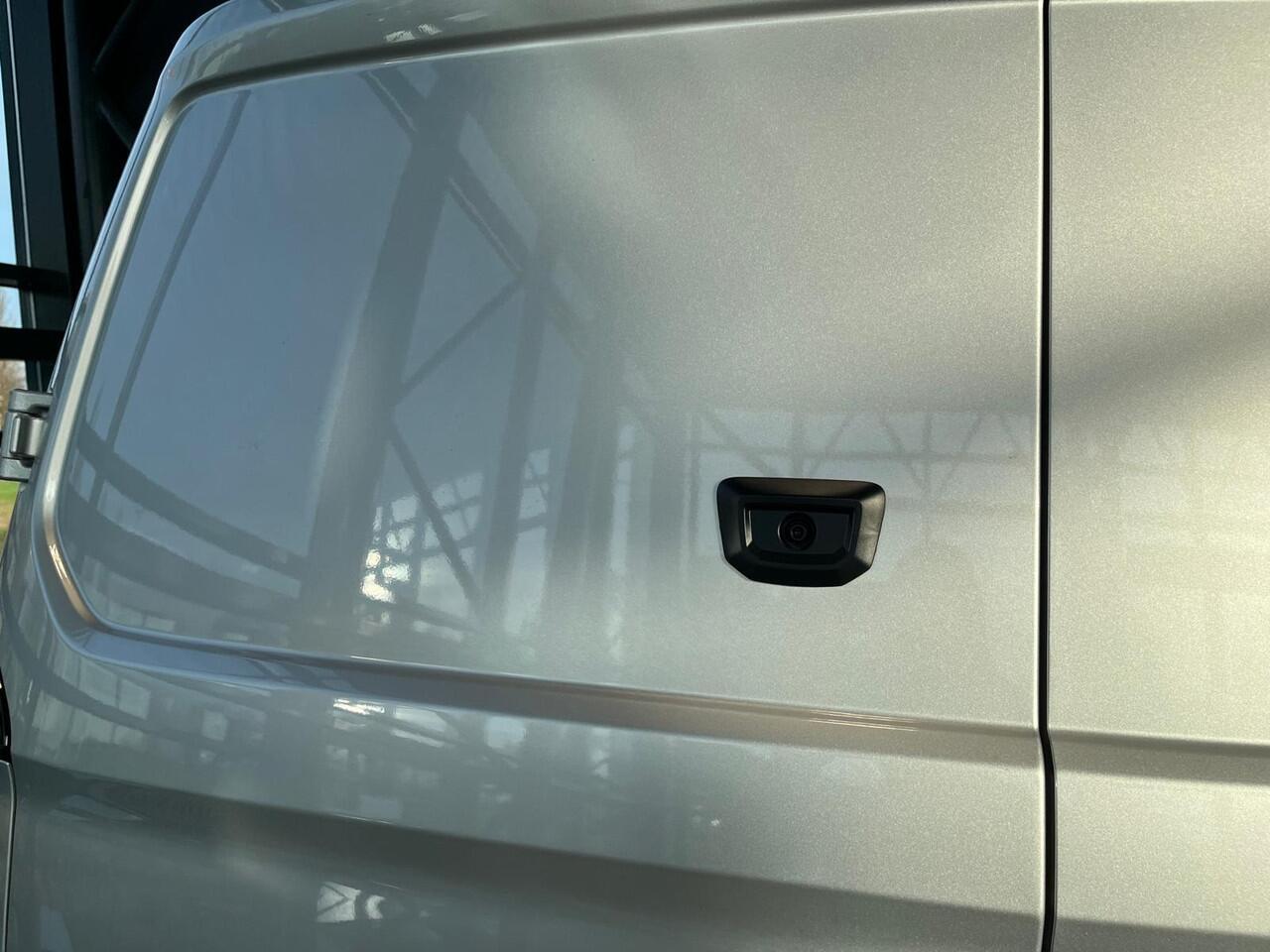 Volkswagen E-Transporter Bedrijfswagens Bulli L2 286pk 64kWh Elektrische aandrijving | 230V stopcontacten max 2,3 kW | Lichtmetalen velgen 17" (6,5 J 17) "Le Mans" (glanzend zwart) | Achterdeuren zonder ruit | Binnenspiegel met digitaal display en dashcamfunctie via app |