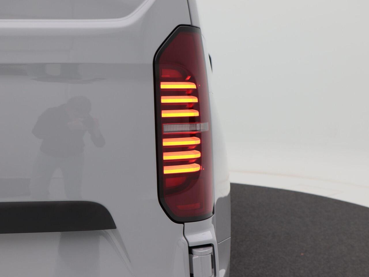 Volkswagen E-Transporter Bedrijfswagens L2 64kWh 218 pk | Trekhaak | Achterdeuren | Bijrijdersbank | 5 jaar gratis onderhoud | 8 jaar garantie op de accu |