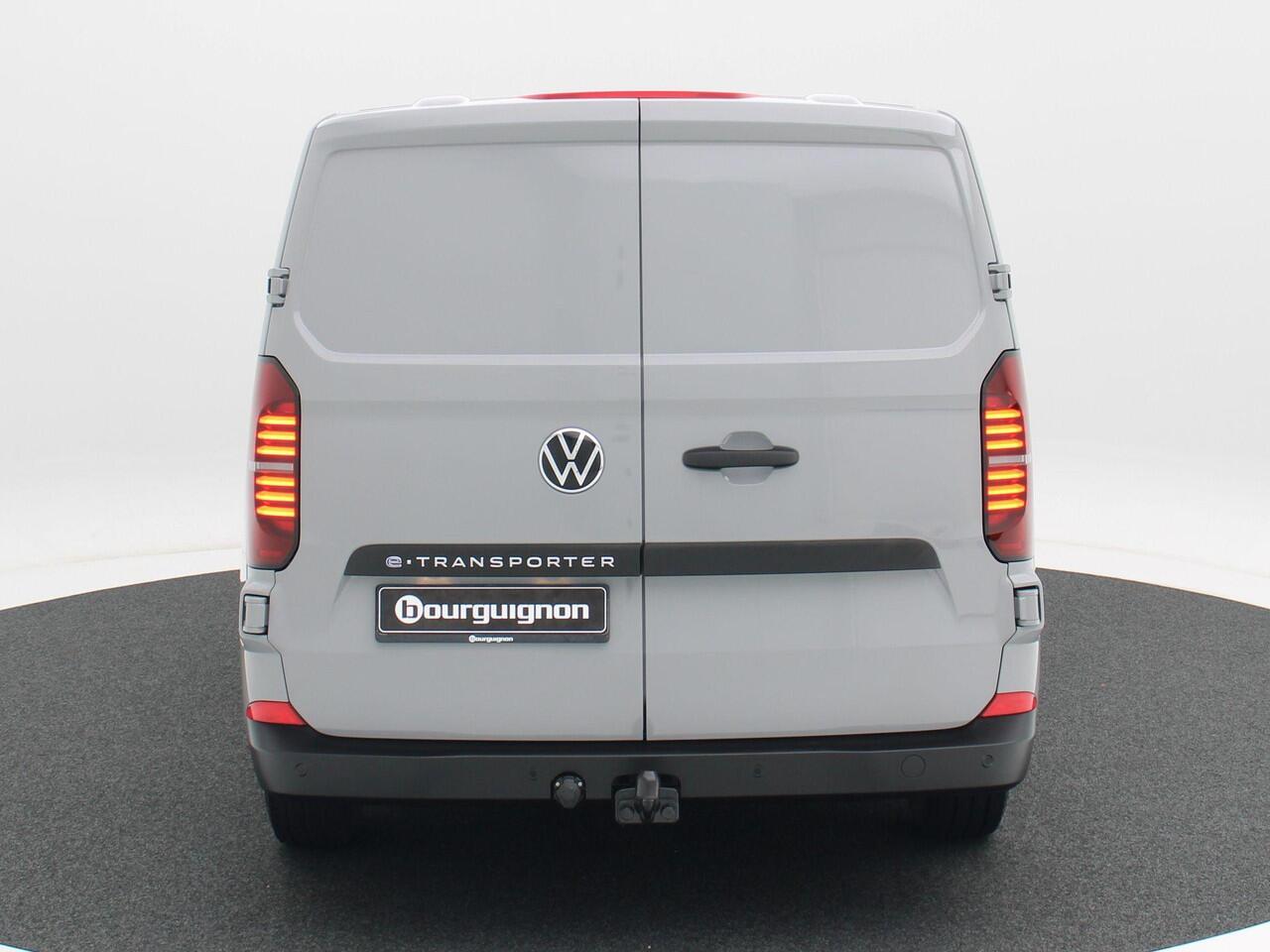 Volkswagen E-Transporter Bedrijfswagens L2 64kWh 218 pk | Trekhaak | Achterdeuren | Bijrijdersbank | 5 jaar gratis onderhoud | 8 jaar garantie op de accu |