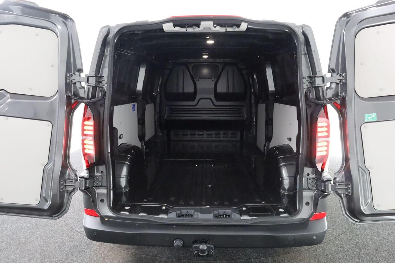 Volkswagen E-Transporter Life Intro 160kW 218pk L2 | Trekhaak | verwarmbare voorruit | Stoelverwarming | Cruise | Voorruitverwarming | PDC