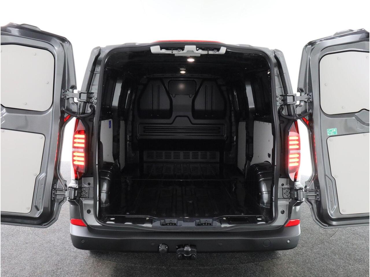 Volkswagen E-Transporter 160 kW / 218 pk L2 | Trekhaak | Navigatie | 2x Schuifdeur | Apple Carplay/Android Auto | Alarm | All season banden