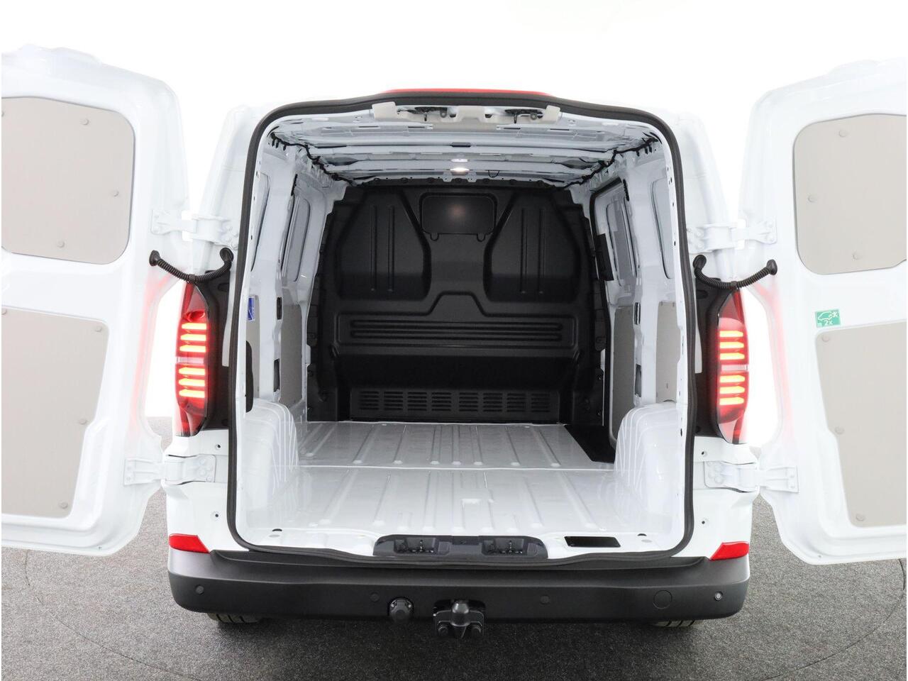 Volkswagen E-Transporter 100 kW /136 pk L1 | Trekhaak | Alarm | All season banden