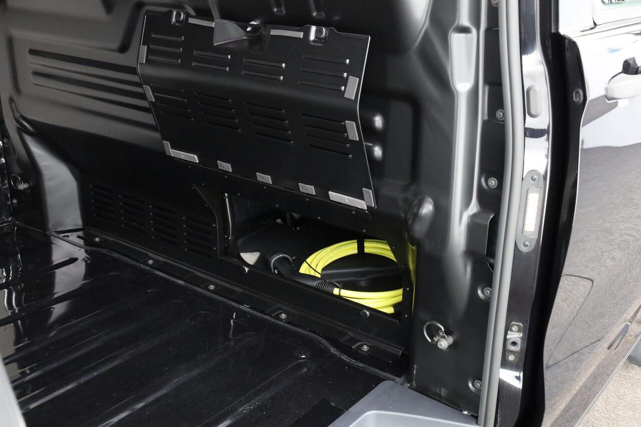 Volkswagen E-Transporter Life Intro 160kW 218pk L2 | Warmtepomp | Achteruitrijcamera | Trekhaak | LED | Bijrijdersbank