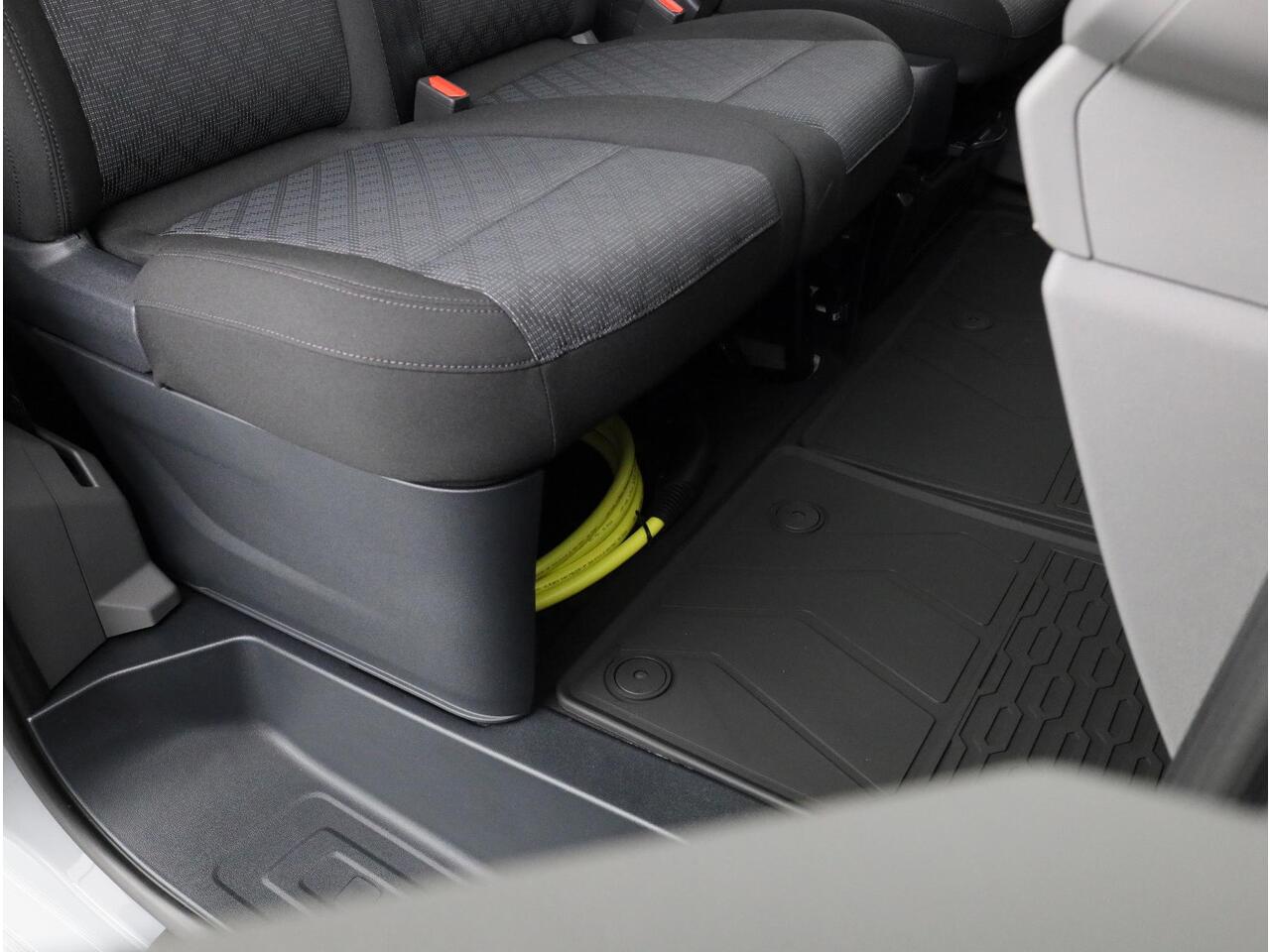 Volkswagen E-Transporter 160 kW / 218 pk L1 | Trekhaak | All season banden | Alarm