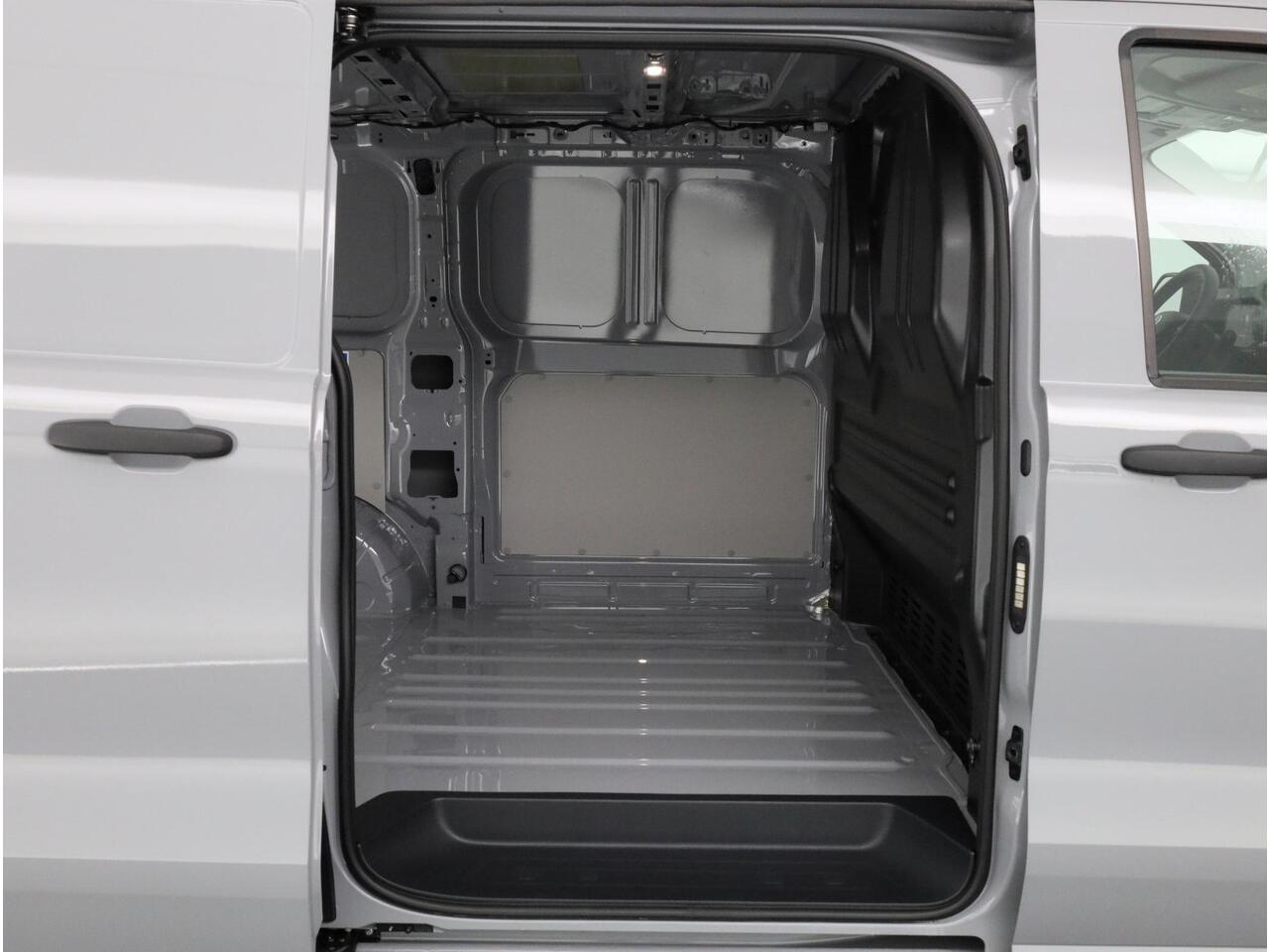 Volkswagen E-Transporter 160 kW / 218 pk L1 | Trekhaak | All season banden | Alarm