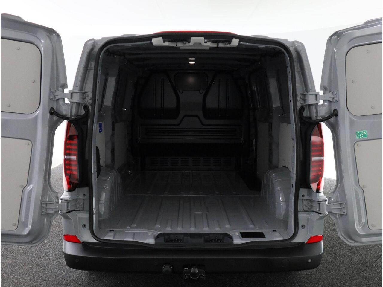 Volkswagen E-Transporter 160 kW / 218 pk L1 | Trekhaak | All season banden | Alarm