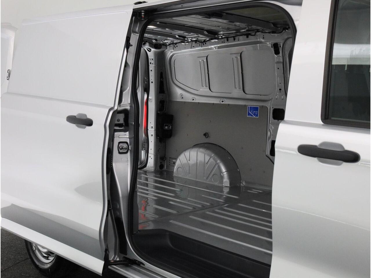 Volkswagen E-Transporter L2 160kW 218pk | Neerklapbare Dakdragers | Alarm | Trekhaak | All season banden