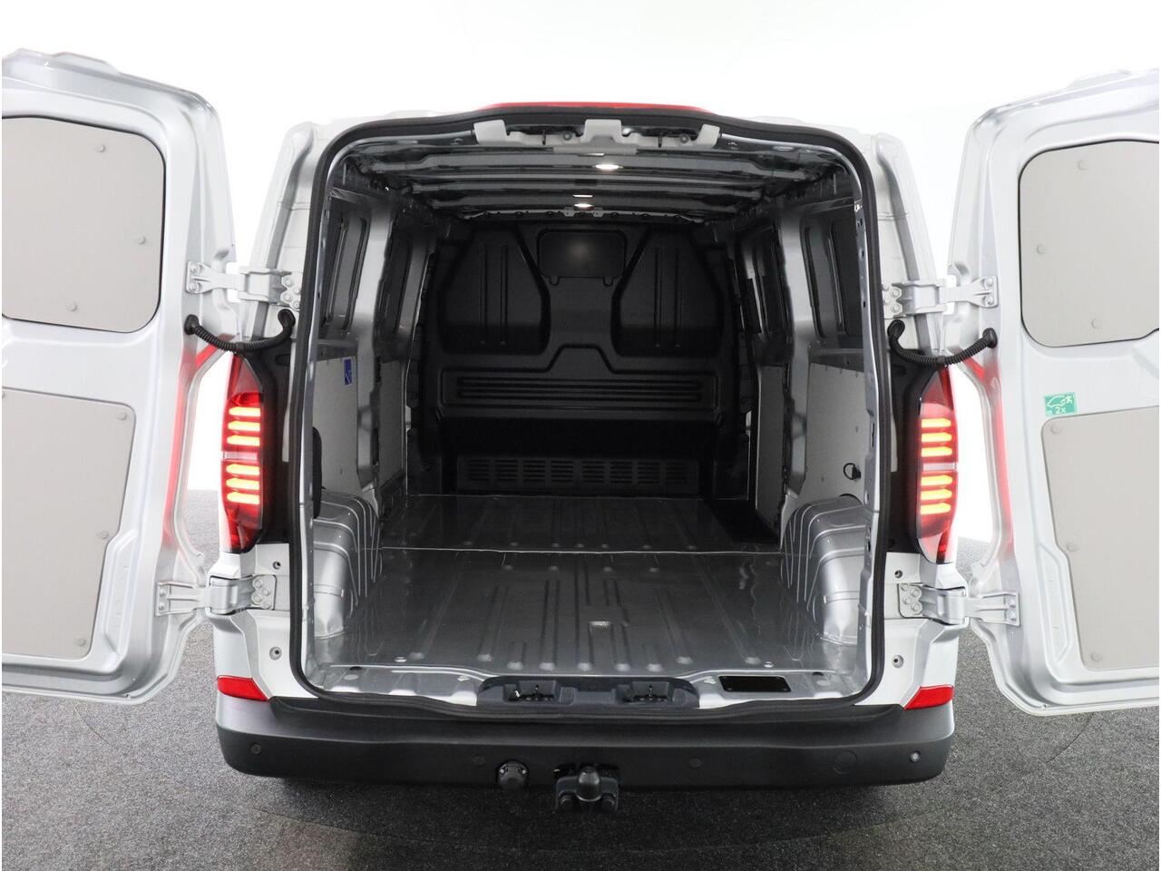 Volkswagen E-Transporter L2 160kW 218pk | Neerklapbare Dakdragers | Alarm | Trekhaak | All season banden