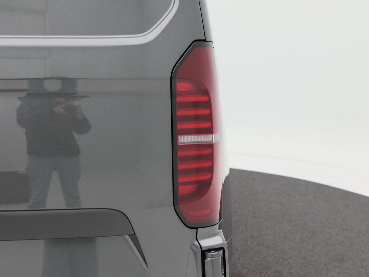 Volkswagen E-Transporter Bedrijfswagens Life L1 218 pk | Achterdeuren | Bumpers in kleur | Bijrijdersstoel | 5 jaar gratis onderhoud | Trekhaak | 8 jaar garantie op de accu |