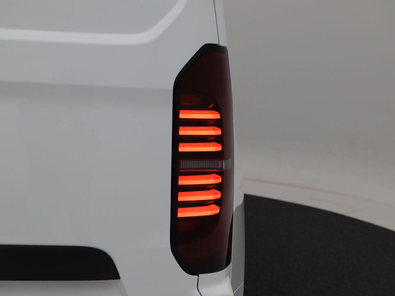 Volkswagen E-Transporter Bedrijfswagens Bestelwagen L2 218 pk | Achterdeuren | trekhaak | bijrijdersbank | 5 jaar gratis onderhoud | 8 jaar garantie op de accu |