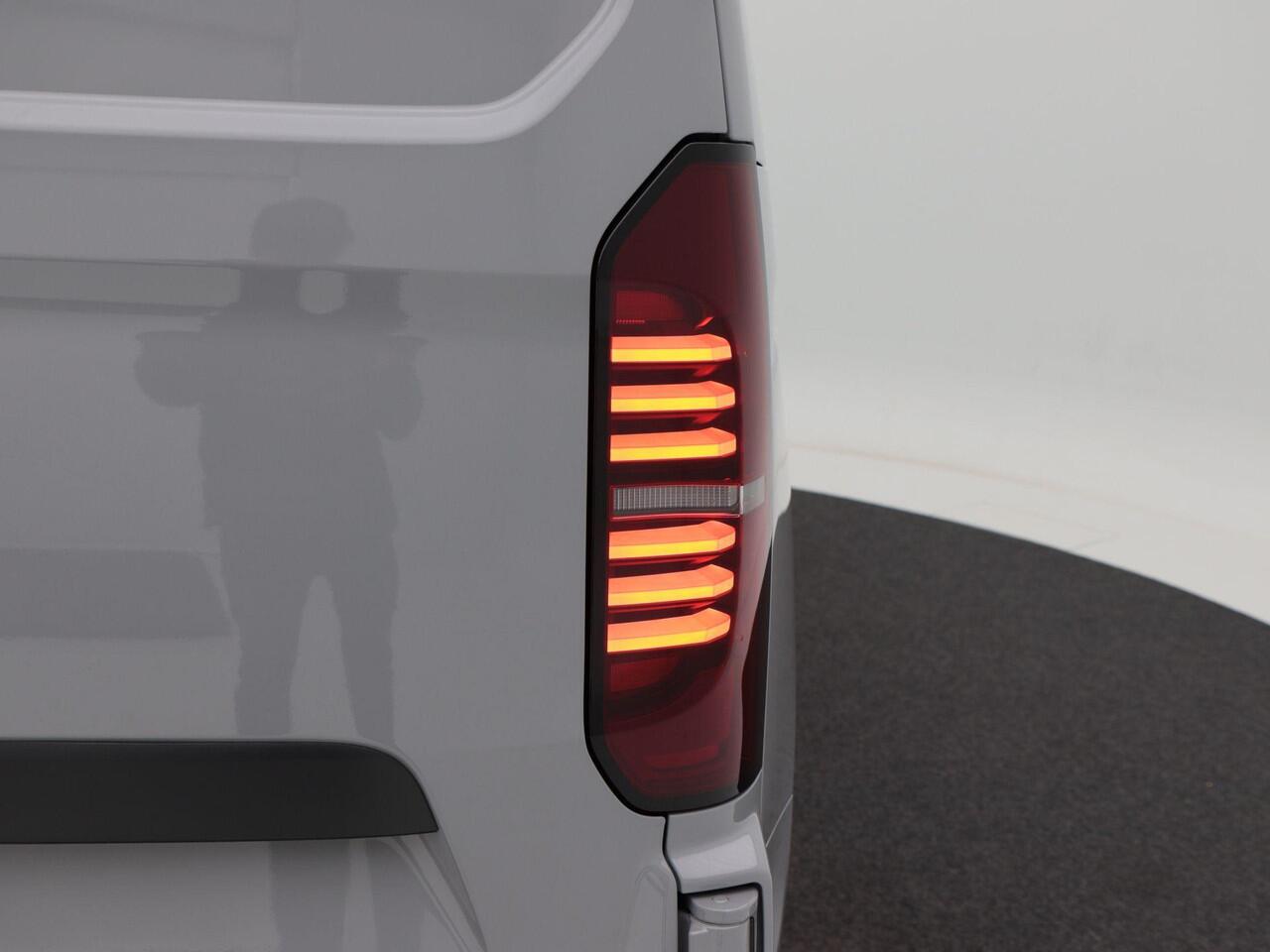 Volkswagen E-Transporter Bedrijfswagens Bestelwagen L1 136 pk | Trekhaak | bijrijdersbank | Achterdeuren | 5 jaar gratis onderhoud | 8 jaar garantie op accu |