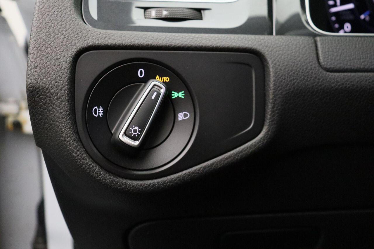 Volkswagen GOLF Variant 1.5 TSI Highline Business R-Line 2018 Panoramadak | Carplay | Virtual dashboard | DSG | Navigatie | Xenon LED | Massagestoel | Alcantara | Bluetooth | PDC | Stoelverwarming | Dealeronderhouden